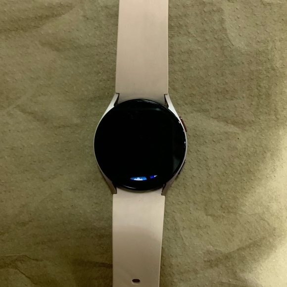 SAMSUNG GALAXY WATCH5 GOLD TONE WITH CHARGER - Picture 4 of 5